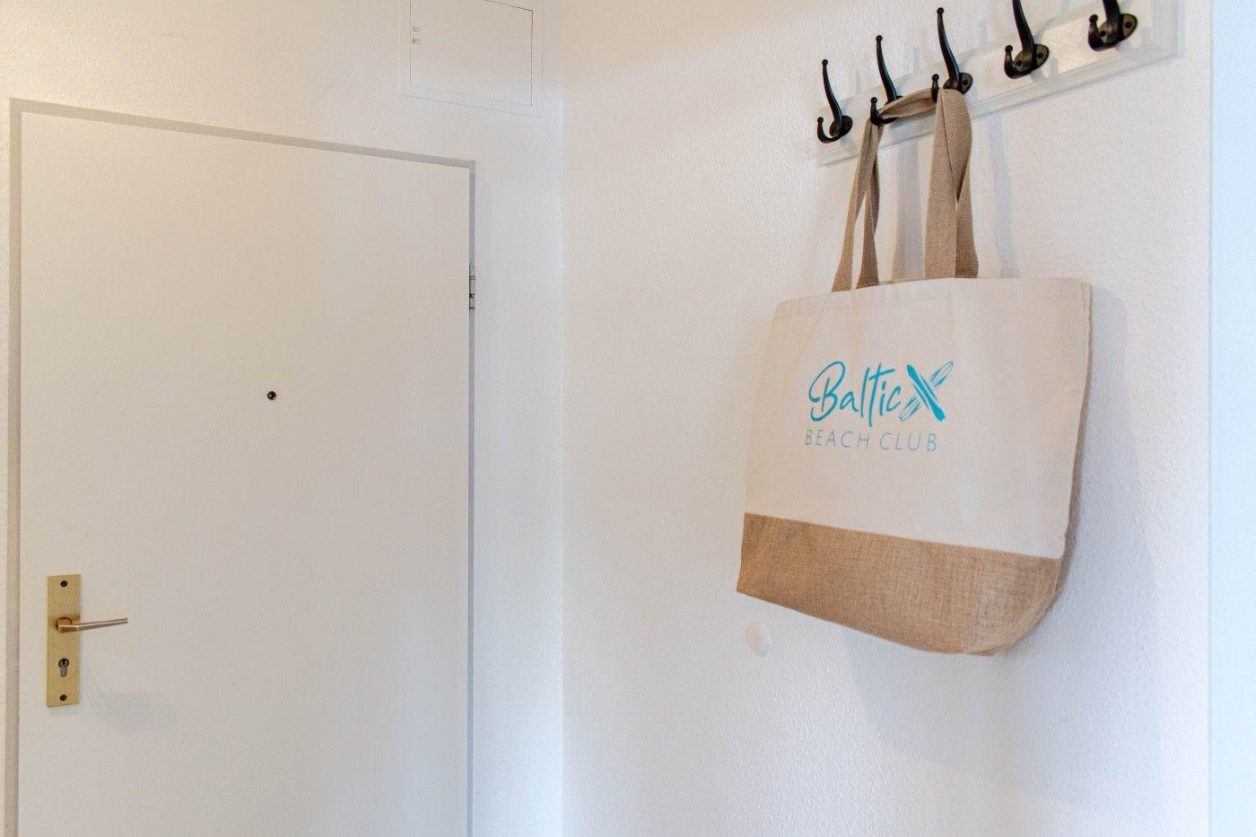 Haus mit Eingangstür und Tasche an Wandhaken