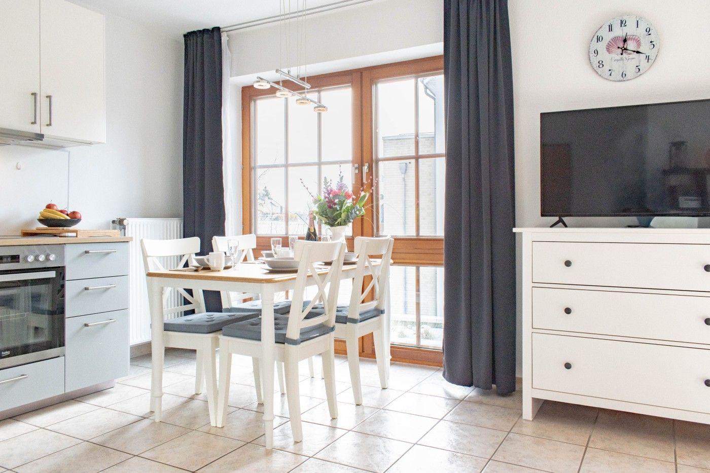 Küche mit Essbereich, TV und Fenster mit Blick.