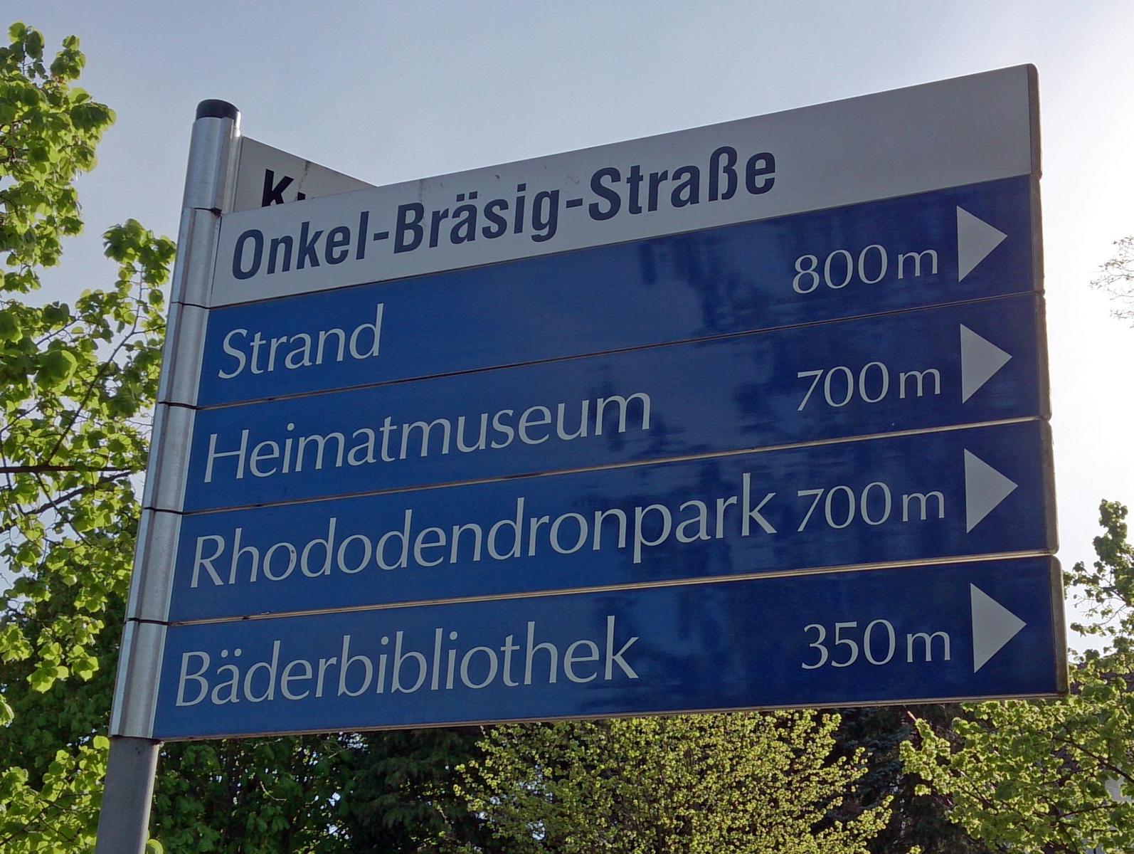 Schild weist auf Strand, Museum und Park hin.