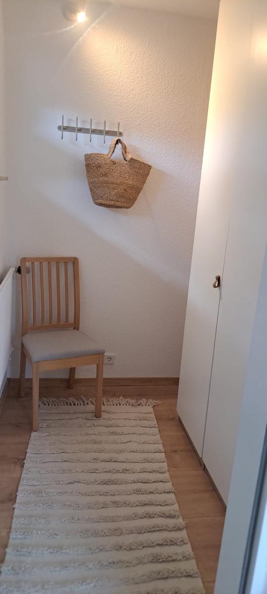 Ankleidezimmer mit großem Kleiderschrank