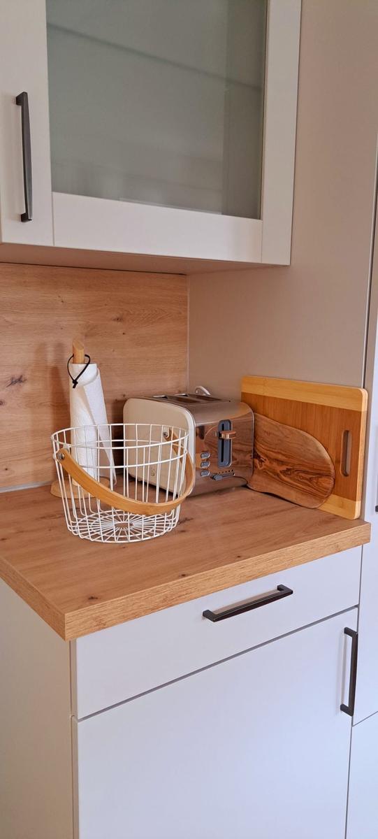 Küchenausstattung mit Toaster, Kaffee-Kapselmaschine, Soda Stream, etc.