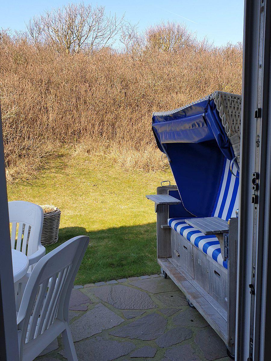 Blick auf die Terrasse aus dem Wohnzimmer