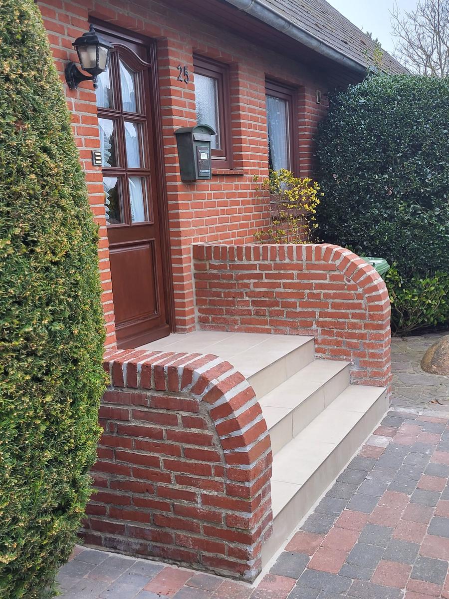 Weg vom Parkplatz zum Eingang