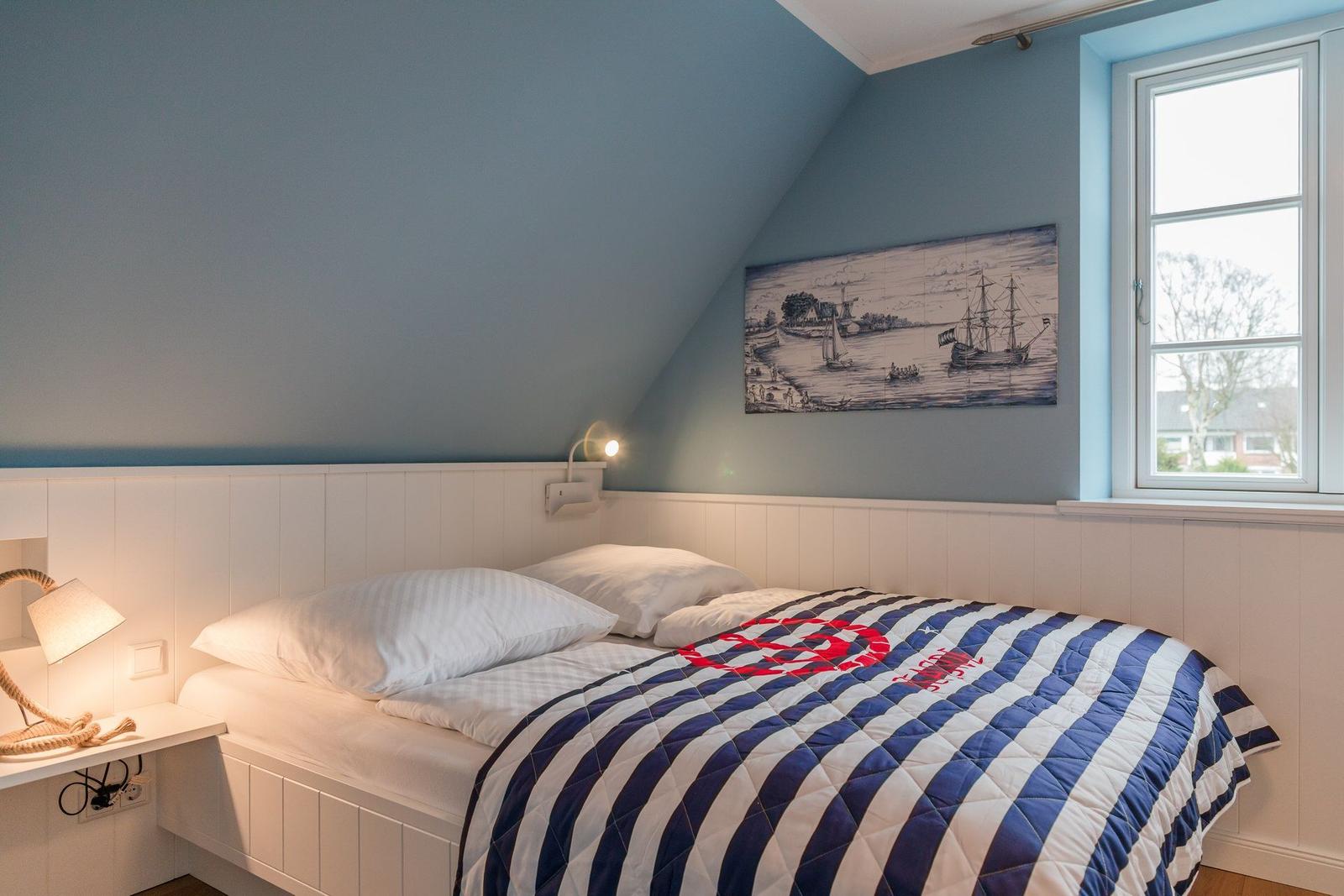 Schlafzimmer mit Bett, Wandbild und Fenster
