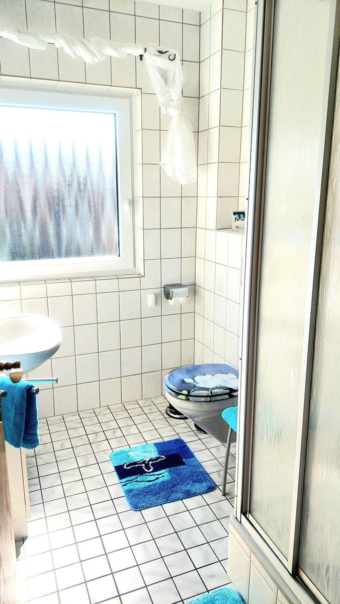 Badezimmer mit Dusche