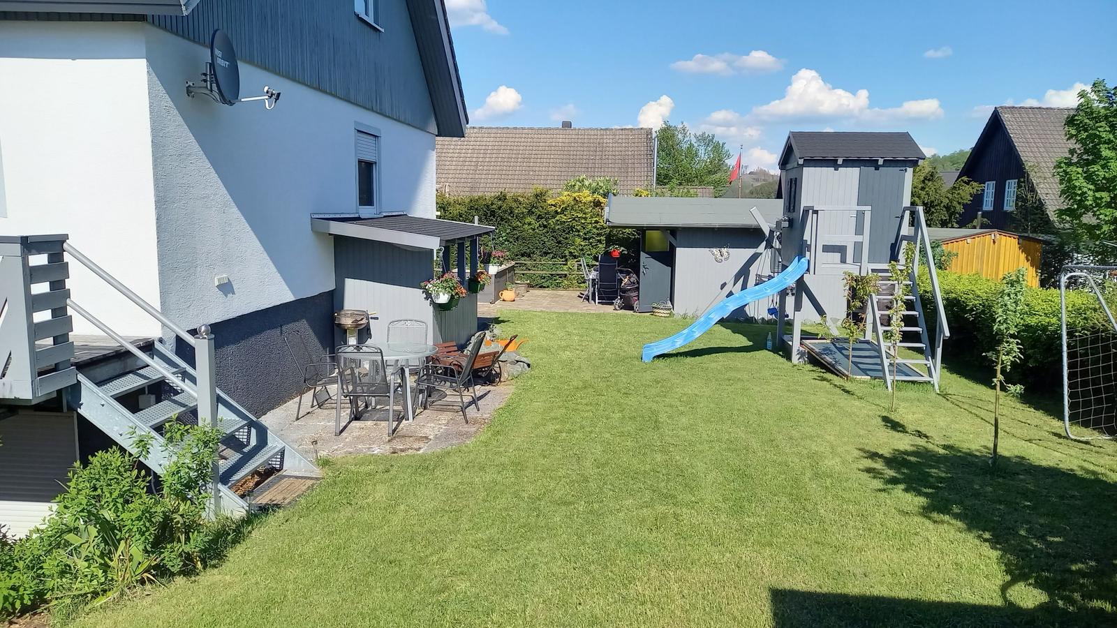 Rasenfläche mit Spielbereich