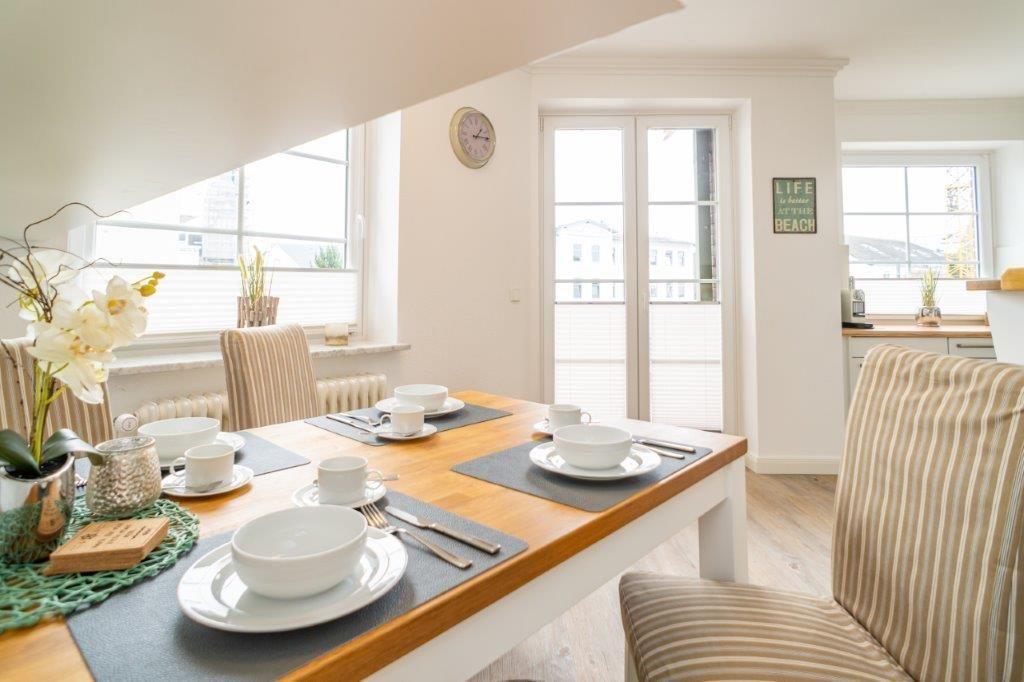 Esszimmer mit Tisch, Stühlen und Fensterblick