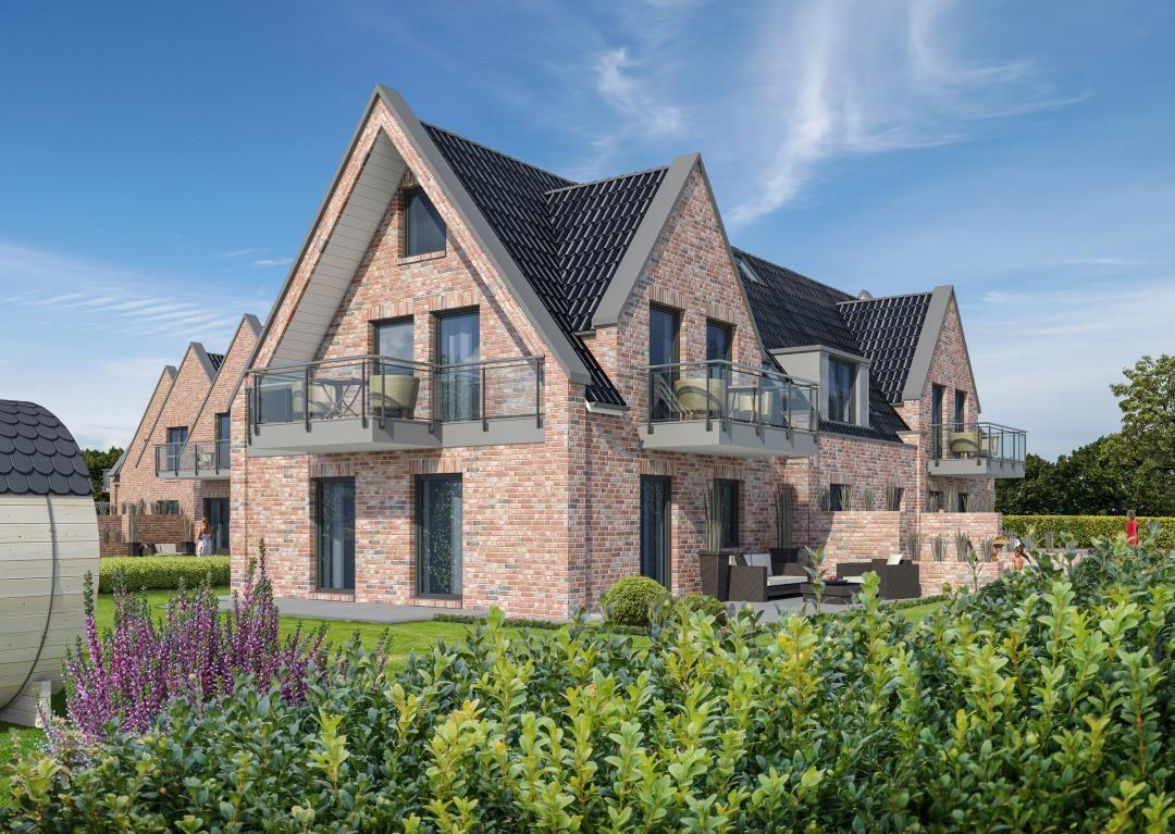 Moderne Ferienwohnung mit Balkonen und Garten. Zwei Stockwerke mit Glasgeländern.