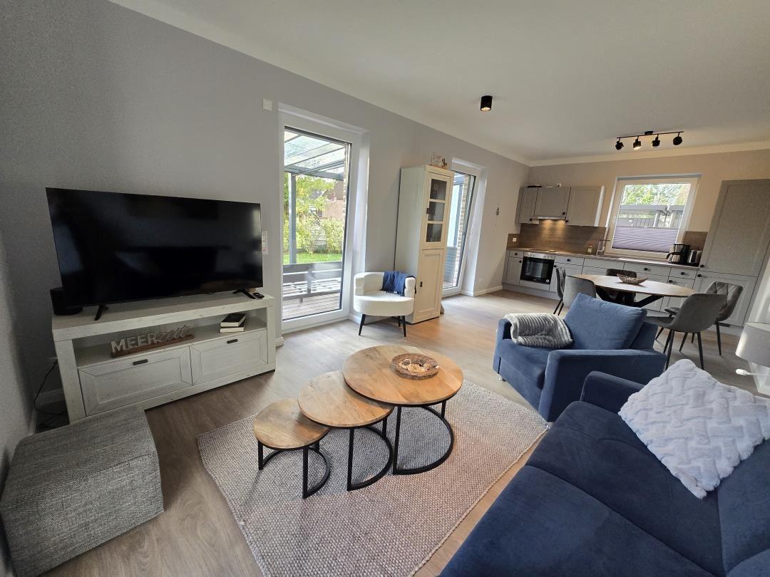 Wohn- und Essbereich mit Küchenzeile und Terrasse.