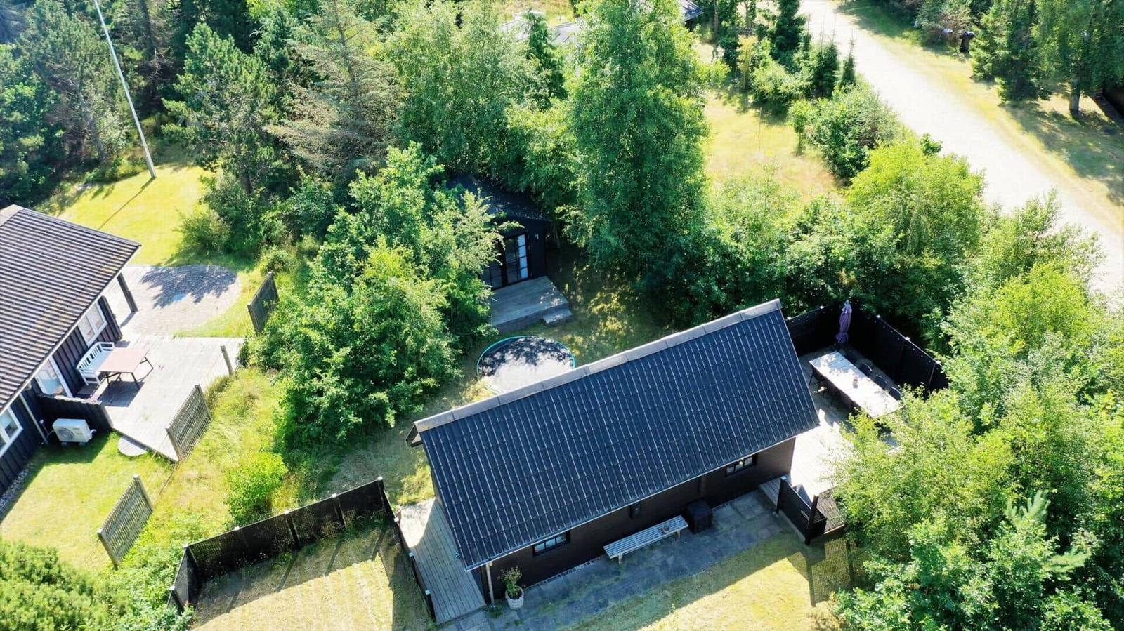 Haus mit Pool und Terrasse im Grünen