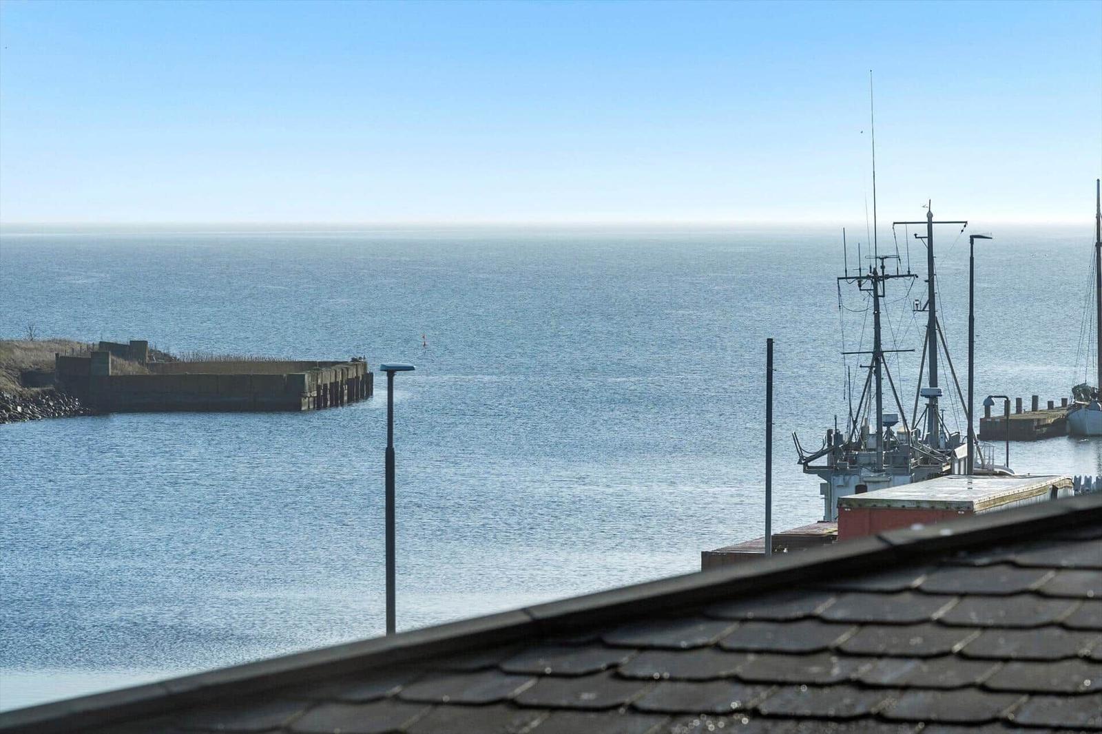 Meeransicht mit Booten und Steg im Hafen