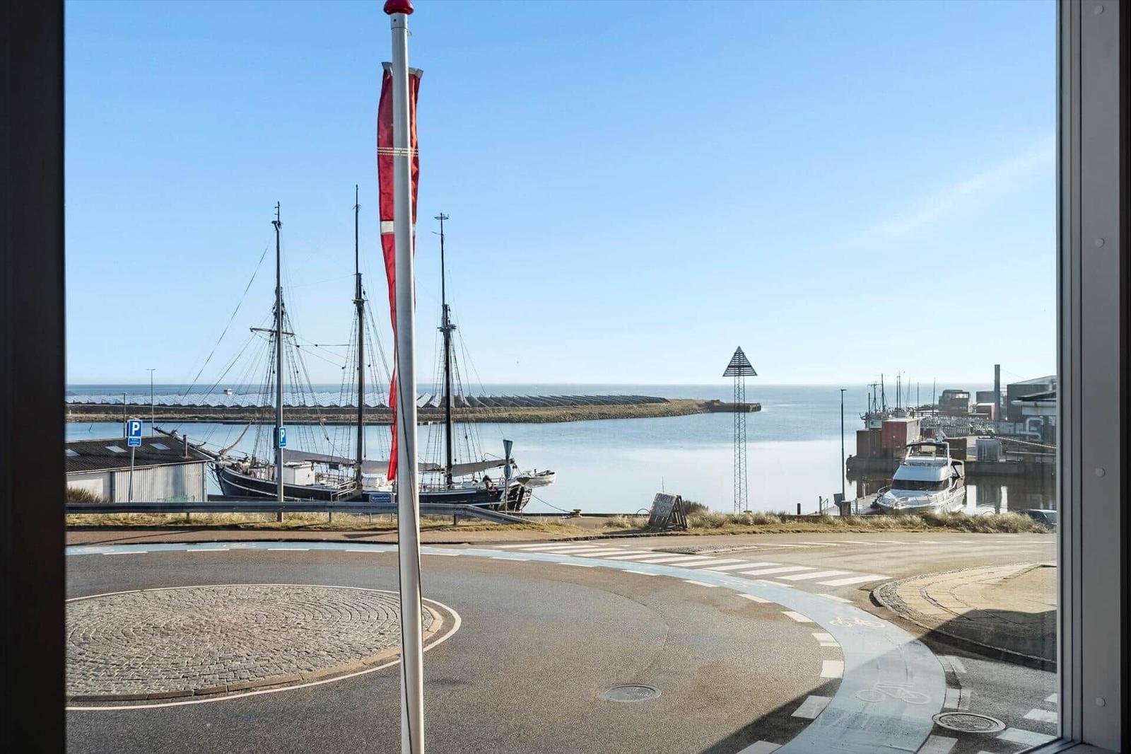 Blick auf Hafen mit Segelschiffen und Yachten durch Fenster
