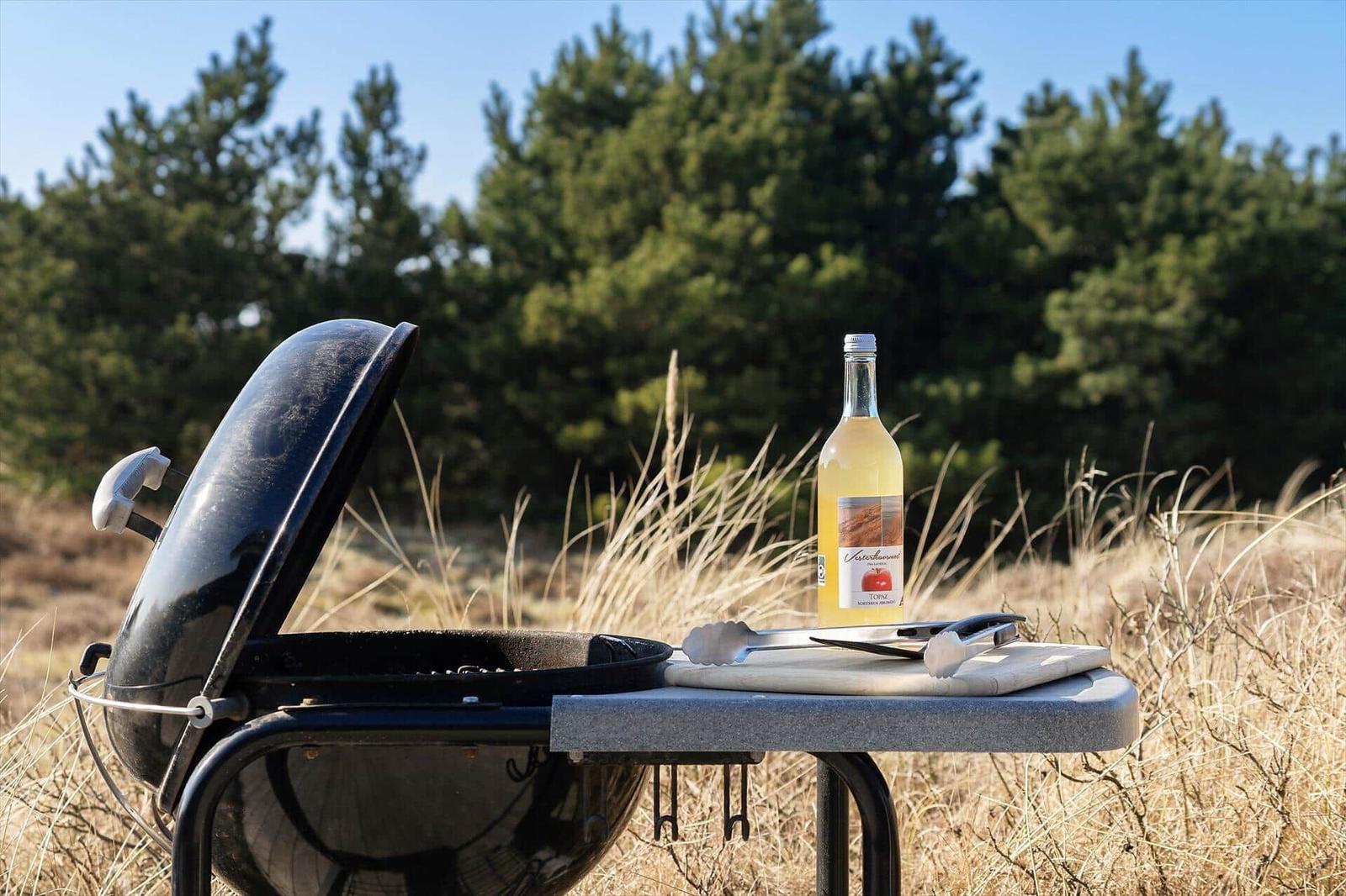 Grill mit Flasche und Grillzubehör im Freien