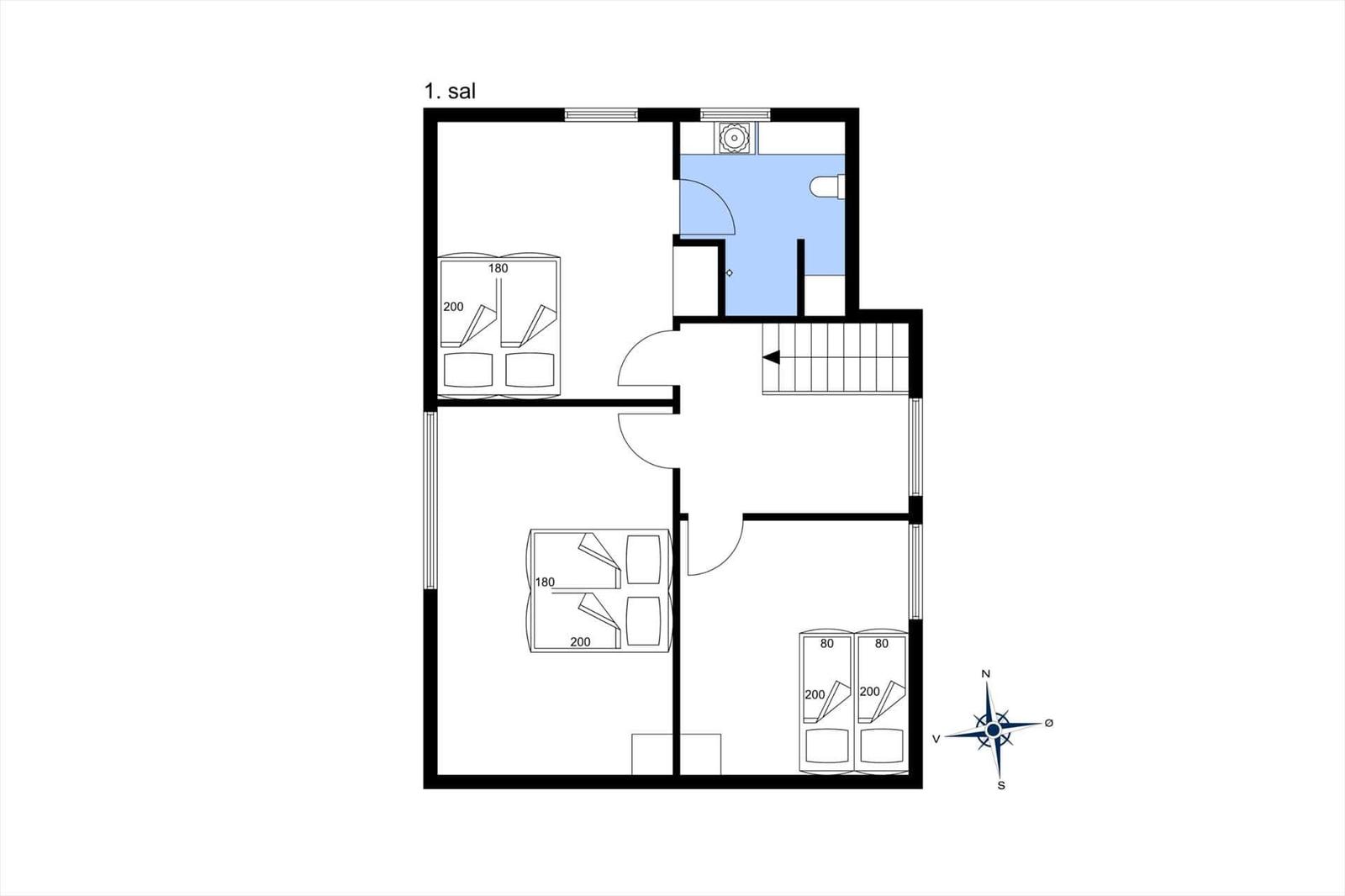 Erdgeschoss mit zwei Schlafzimmern, Bad und Treppe zur oberen Etage.