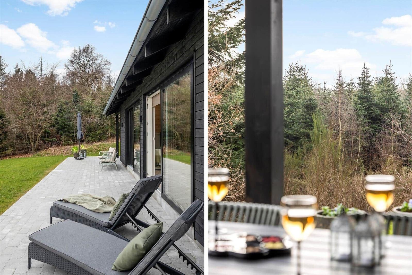 Terrace with loungers and view into the forest