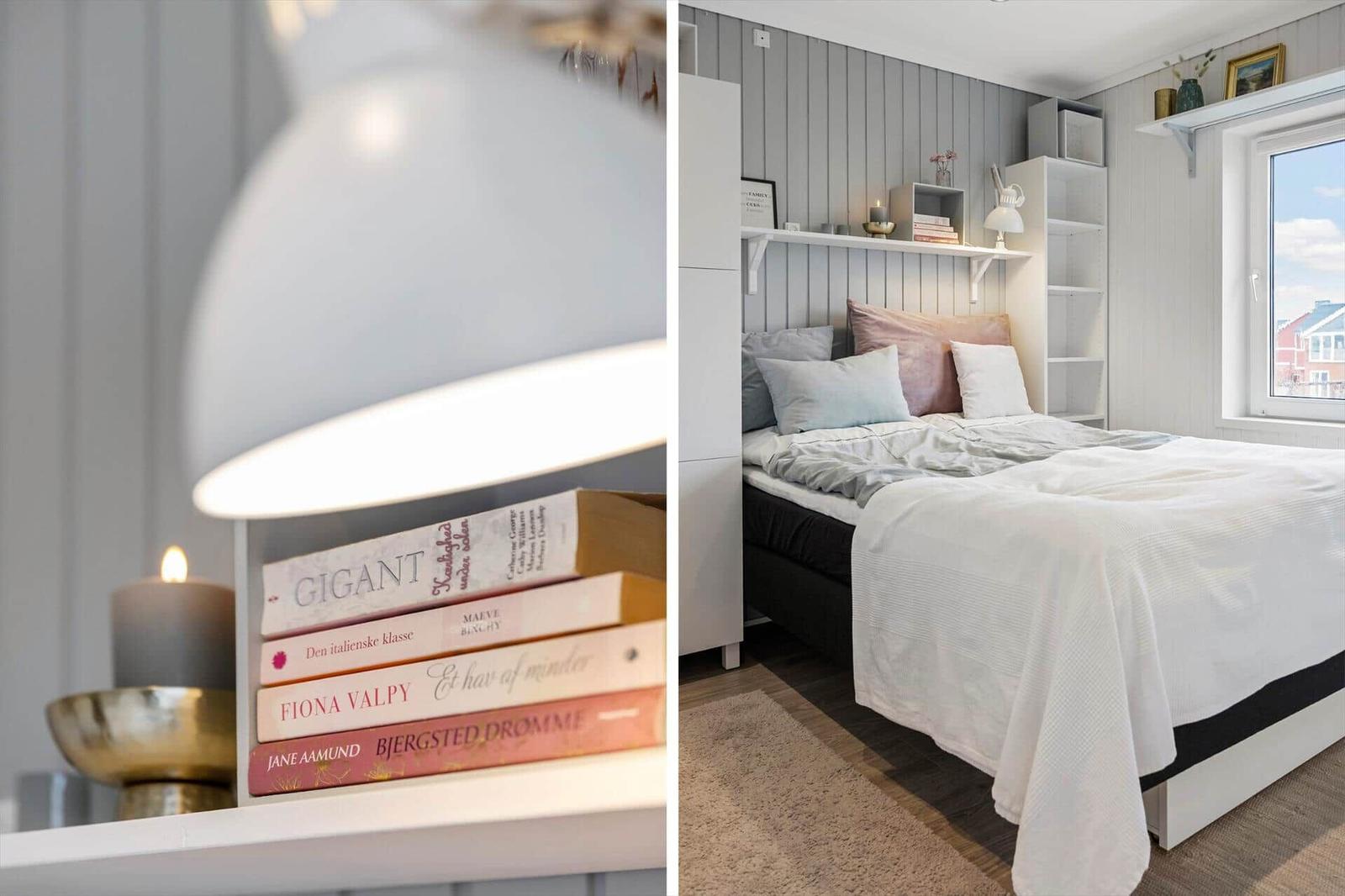 Schlafzimmer mit Bett, Bücherregal und Fensterblick.