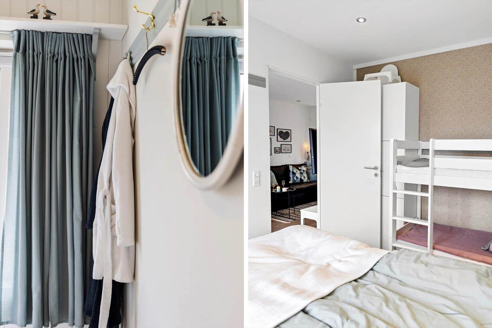 Zimmer mit Doppelbett und Schlafcouch. Kleiderhaken, Spiegel und Vorhänge sind sichtbar.