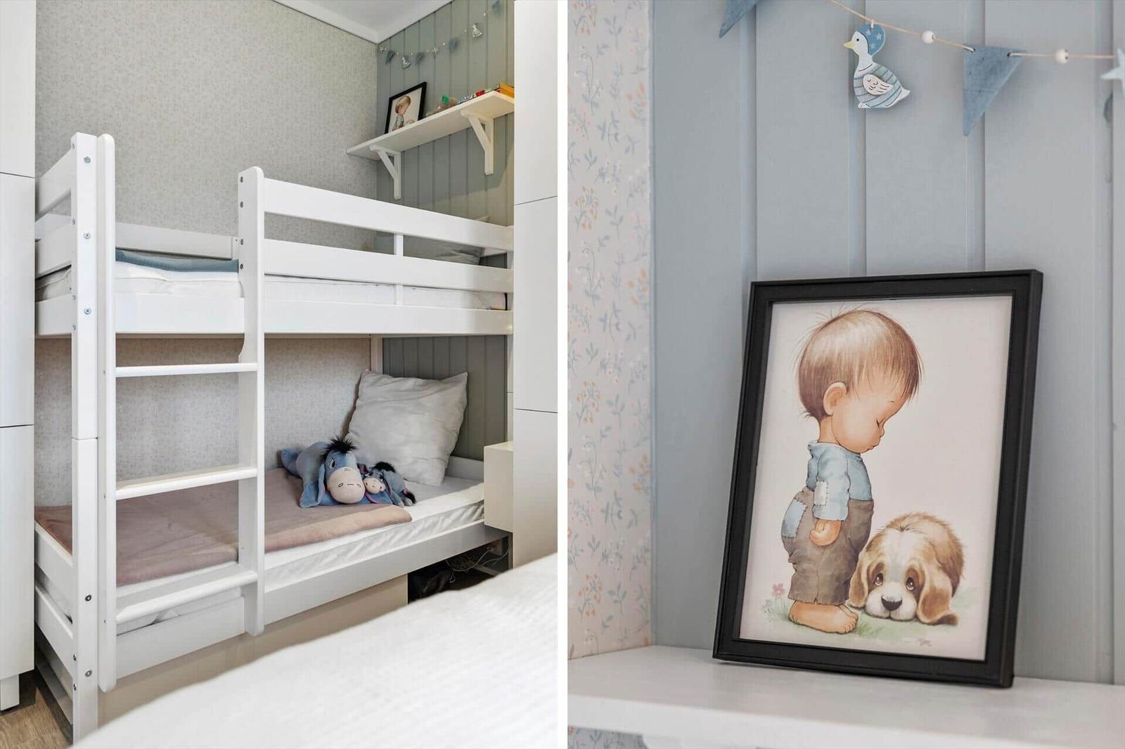 Zimmer mit Doppelstockbett und Bild an der Wand.
