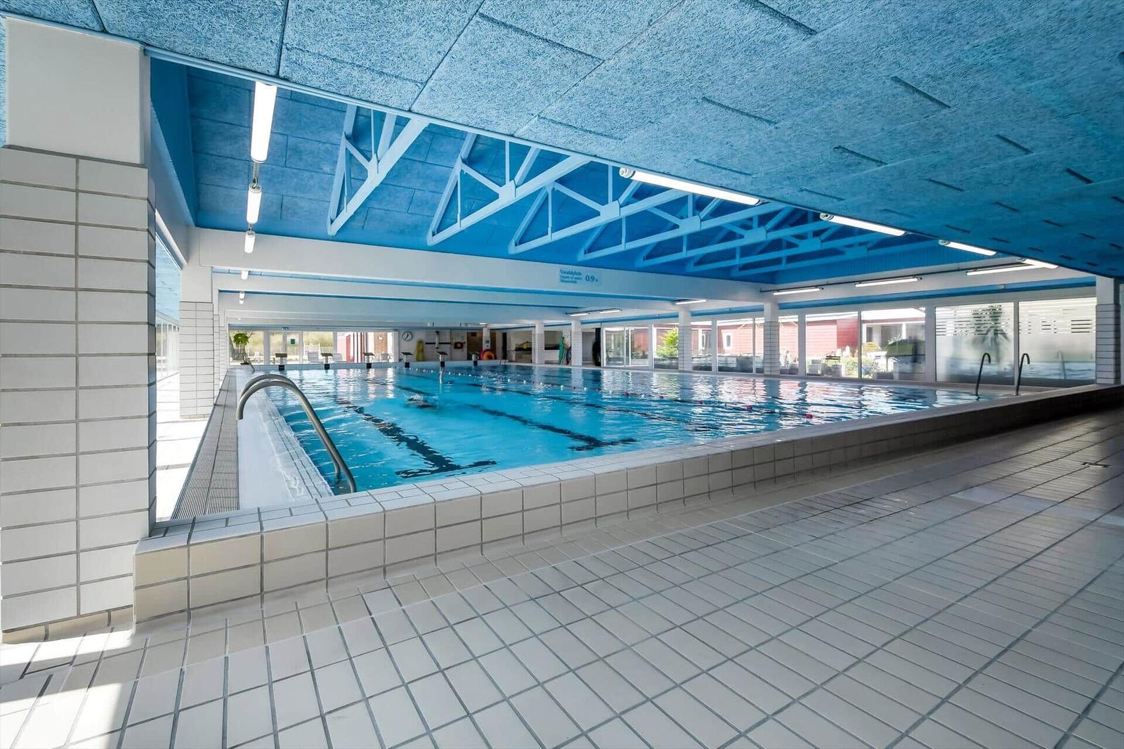 Innenpool mit blauem Deckenbereich und weißen Fliesen