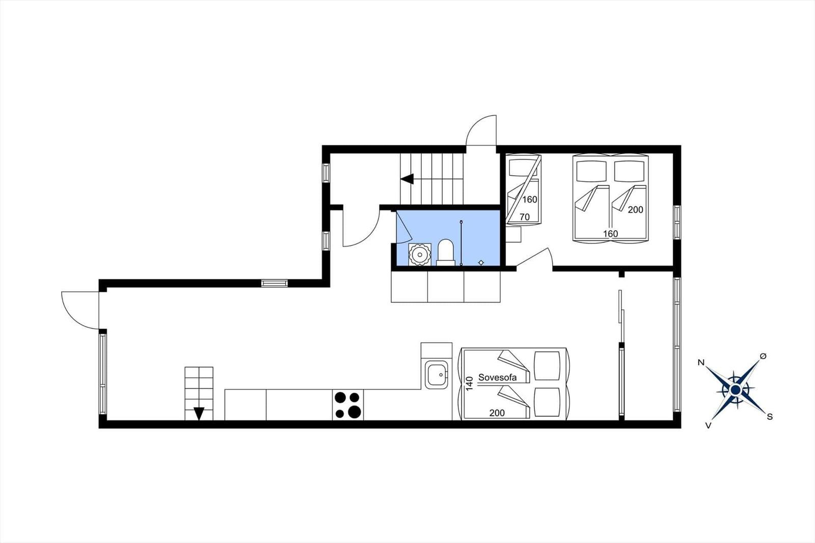 Wohnung mit Küche, Bad, Schlafzimmer und Wohnbereich mit Schlafcouch.