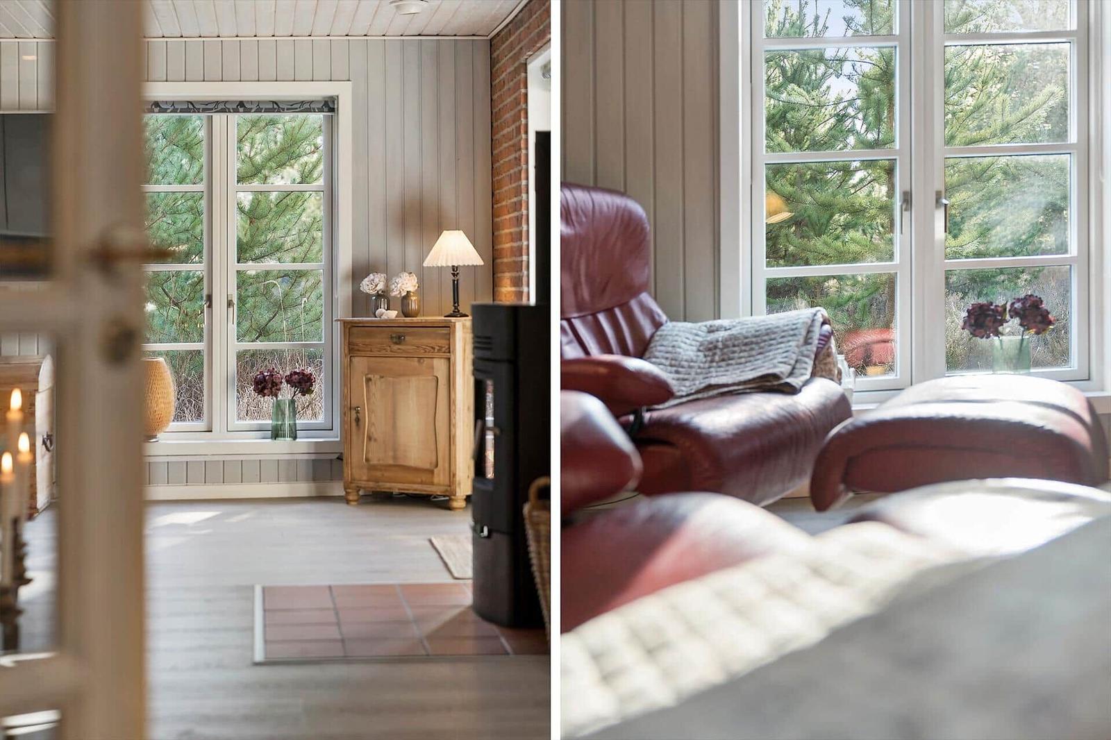 Wohnzimmer mit braunem Ledersessel und Blick auf Bäume