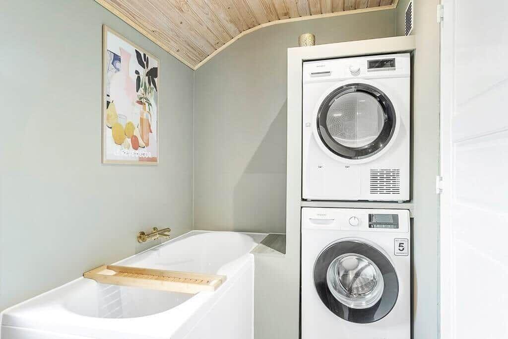 Bath with bathtub, washing machine and dryer