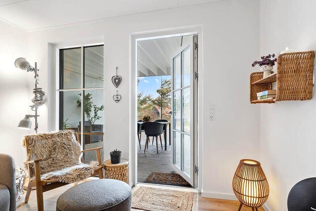 Living area with seating and view to the terrace.