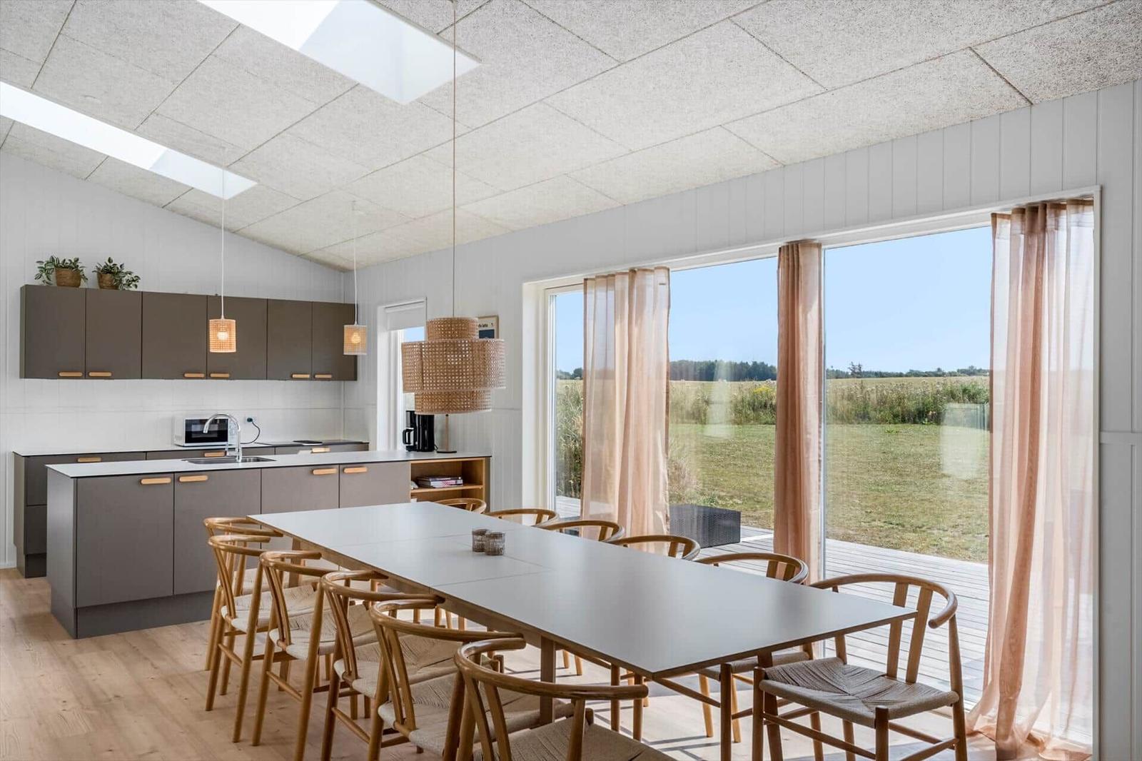 Küche mit Essbereich und großem Fensterblick auf Feld