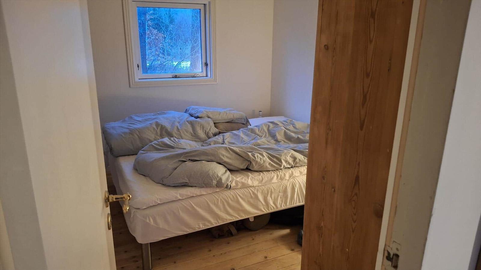 Schlafzimmer mit Bett und Fenster zur Außenseite.