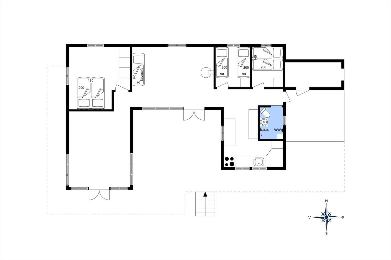 Wohnung mit vier Schlafzimmern, Küche und Bad. Flur mit Treppe.