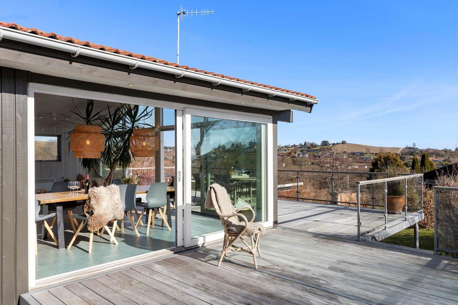 Terrasse mit Sitzgelegenheit und Blick auf die Landschaft