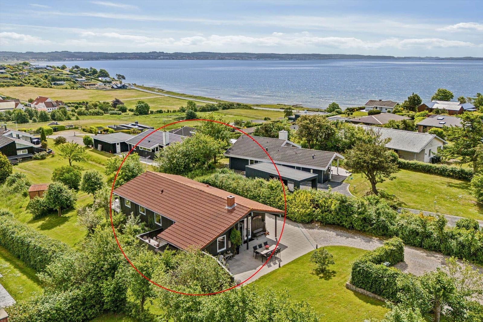 Haus mit Terrasse und Blick aufs Wasser