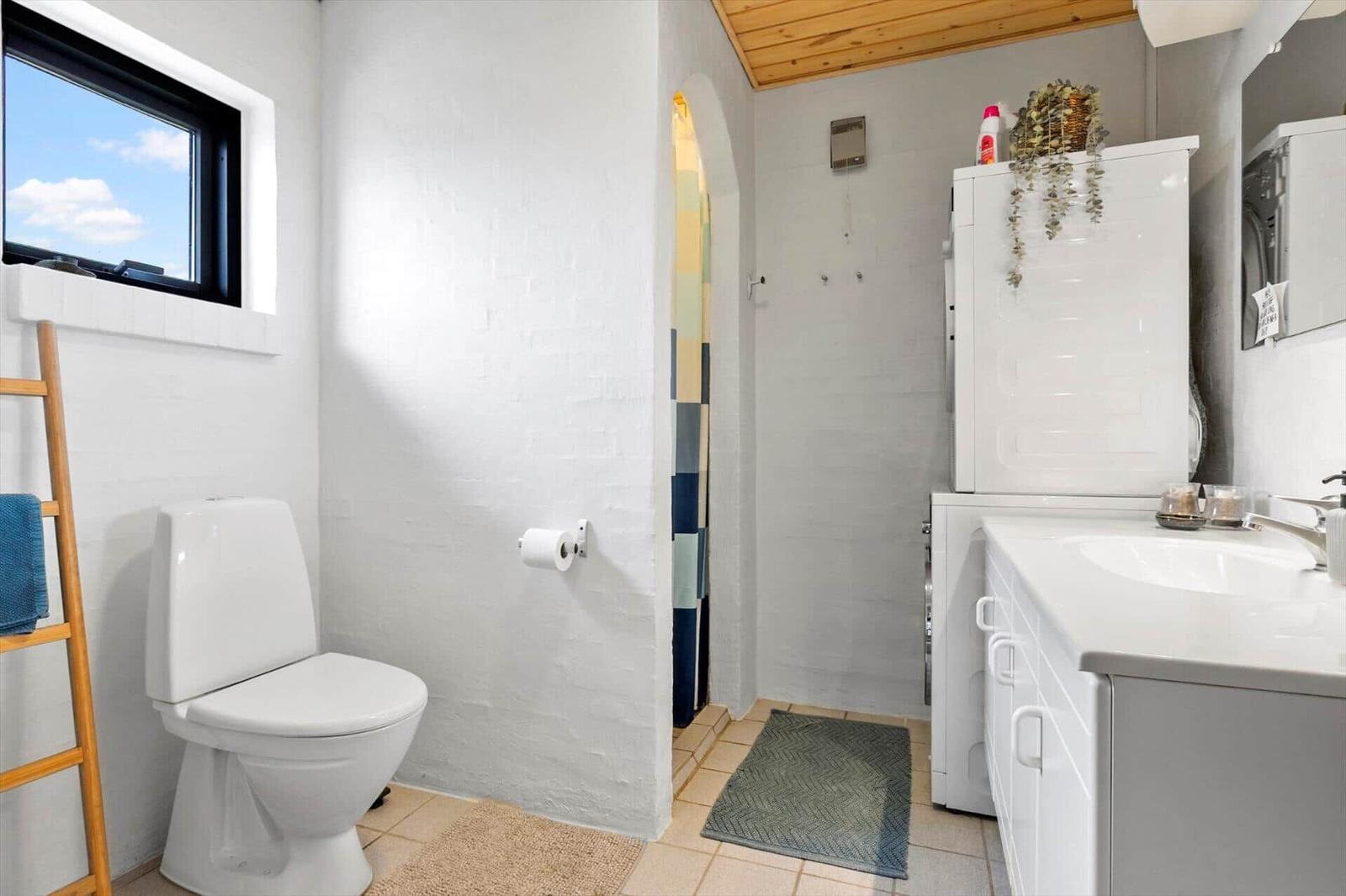 Badezimmer mit Toilette, Waschbecken und Dusche