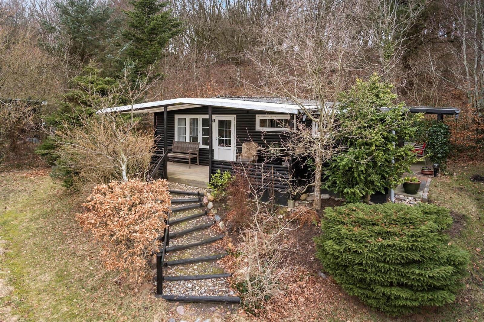 Holzhaus mit Terrasse und Garten im Wald