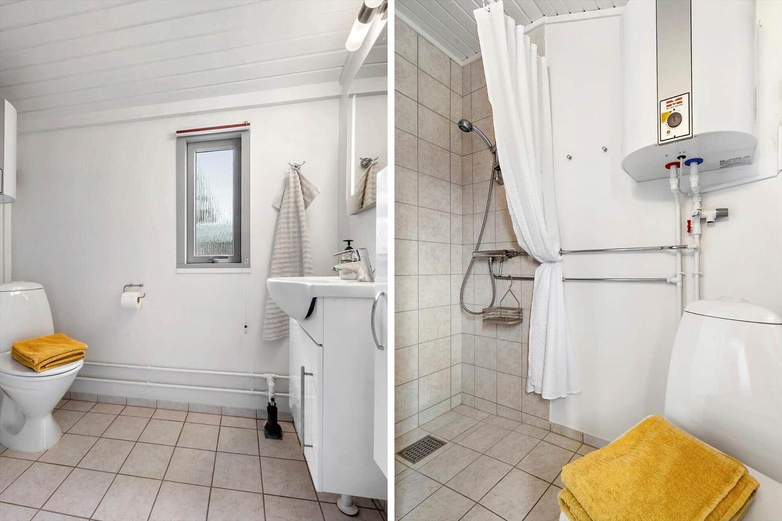 Badezimmer mit Dusche, WC und Waschbecken. Gelbe Handtücher und Fenster sichtbar.