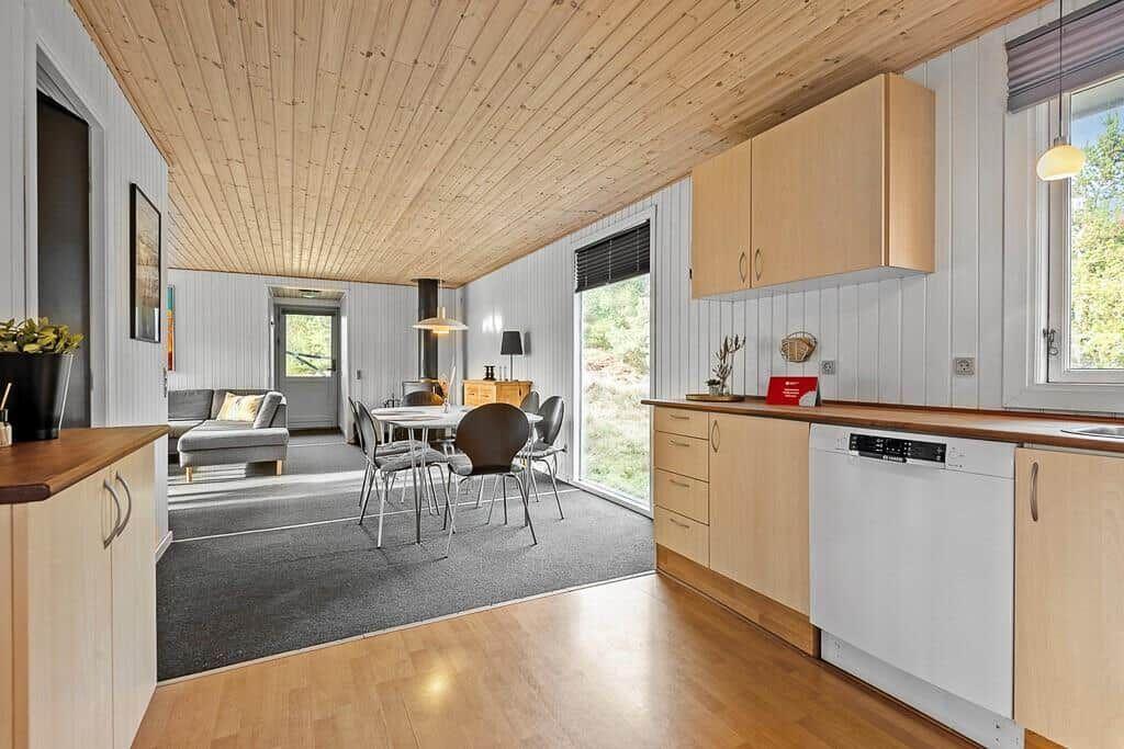 Küche mit Essbereich und Wohnzimmer im Hintergrund