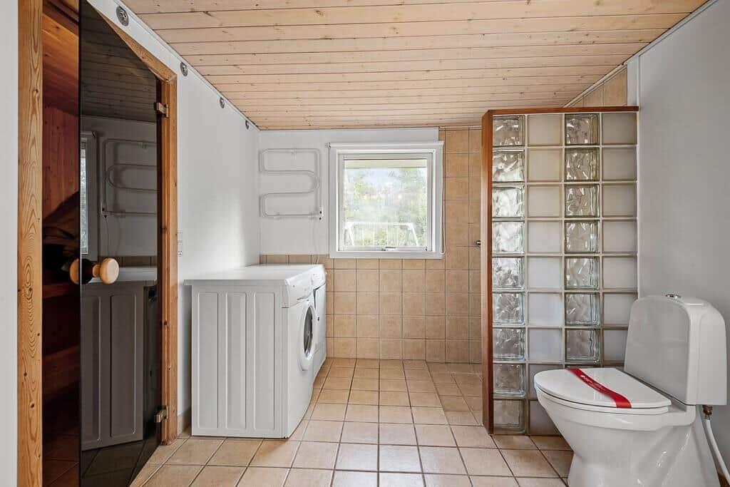 Bad mit Toilette, Waschmaschine und Glasblockwand