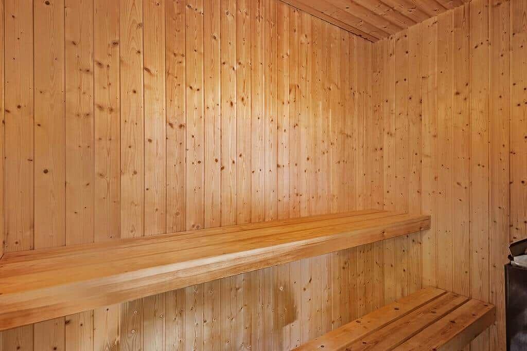 Holzsauna mit Bank und Sitzfläche