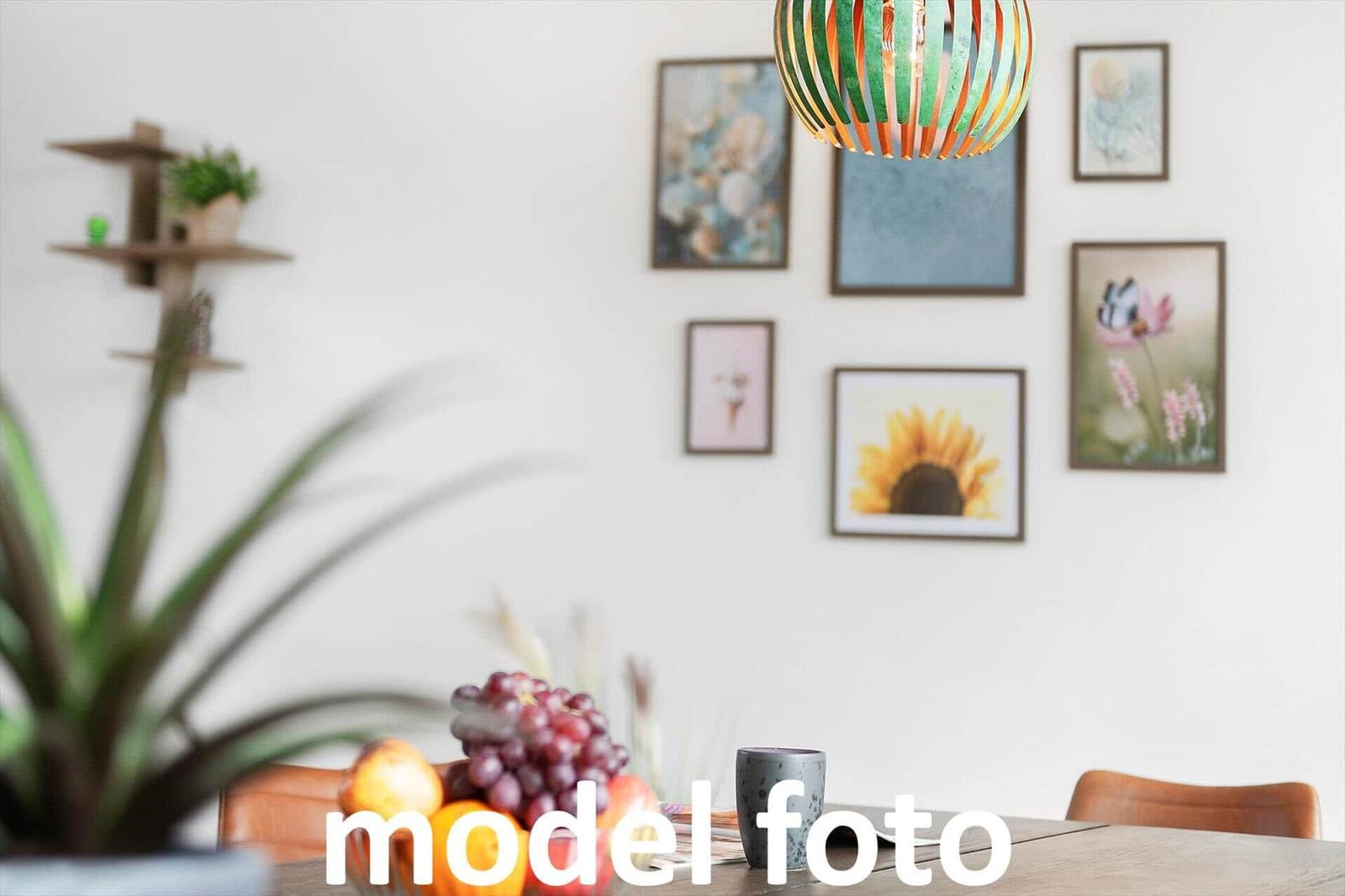 Esszimmer mit Tisch, Obst und Wandbildern