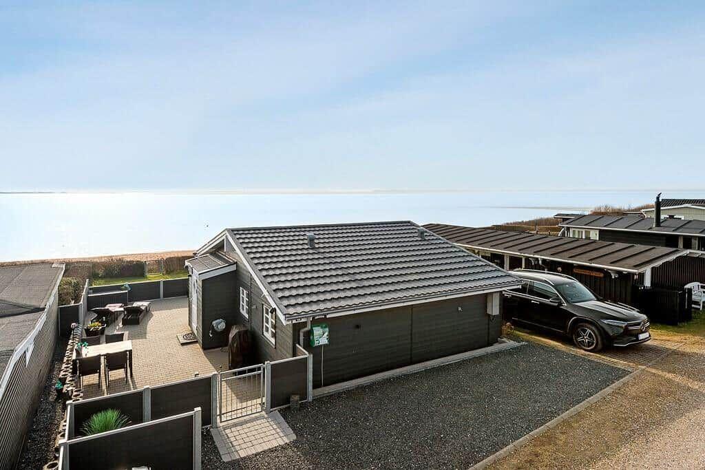 Modernes Haus mit Terrasse und Blick auf die See