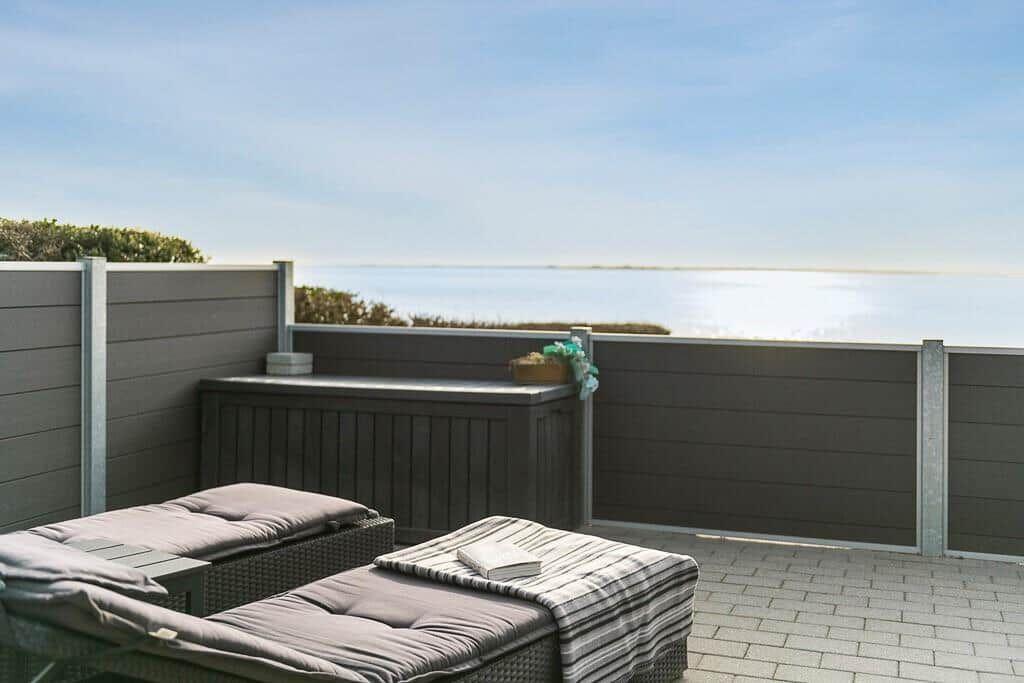 Terrasse mit Liegen und Blick aufs Meer
