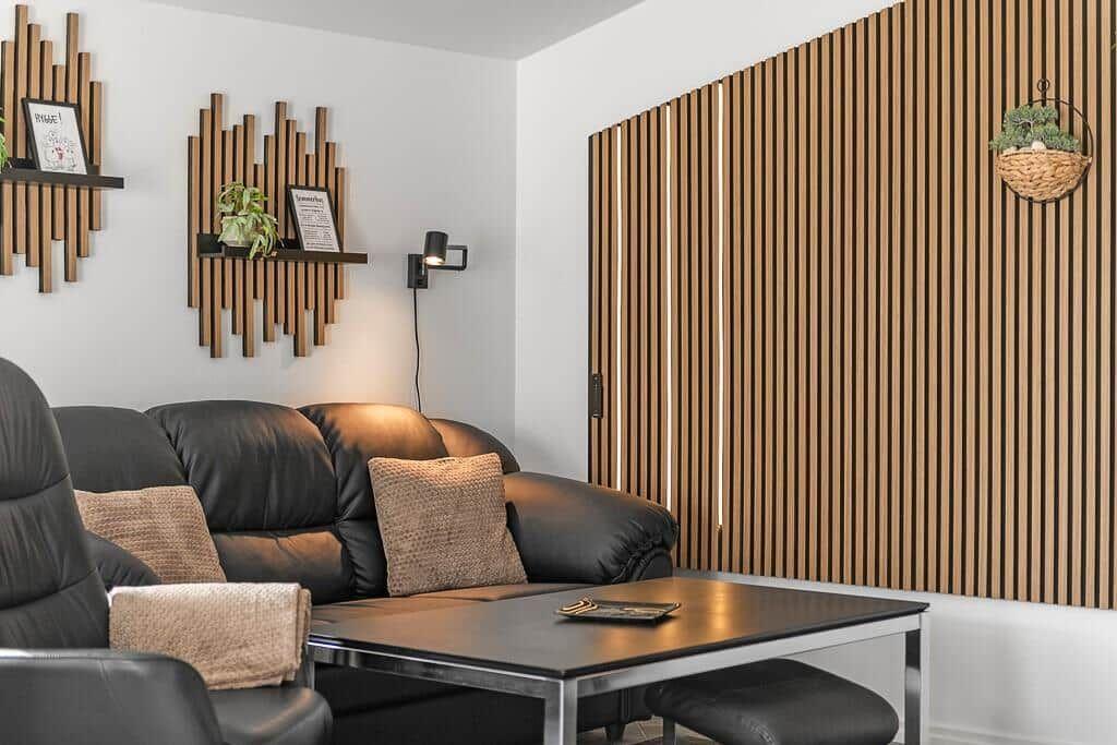 Wohnzimmer mit Sofa, Tisch und Holzwand
