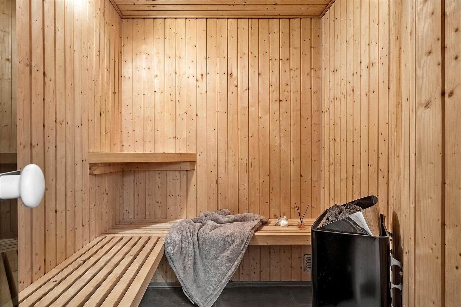 Sauna mit Holzwand, Bank und Heizung