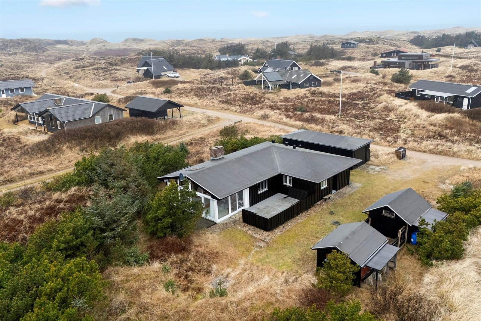 Modernes Ferienhaus mit Terrasse in Dünenlandschaft