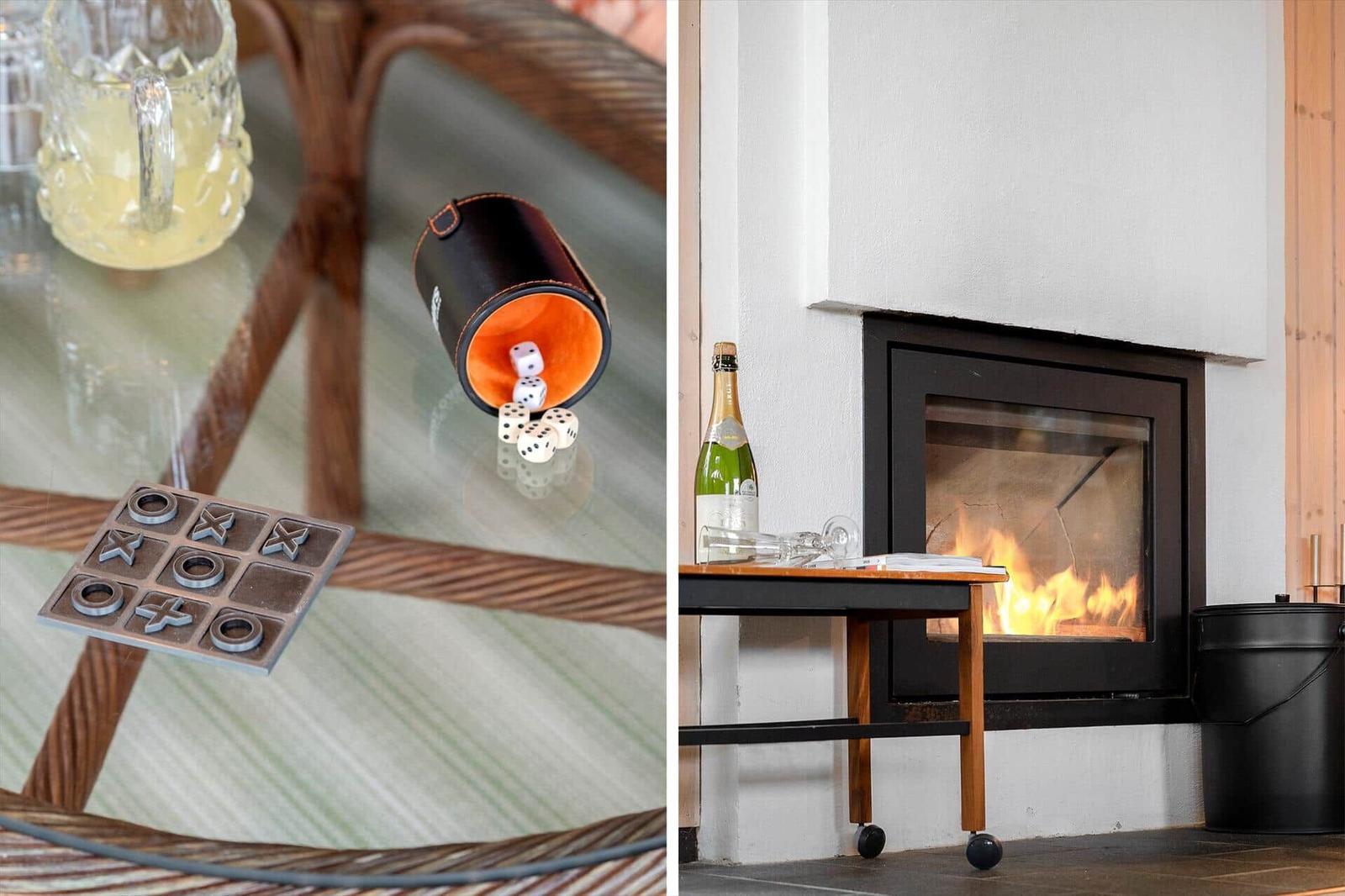 Tisch mit Spielzeug und Flasche neben Kamin mit brennendem Feuer.