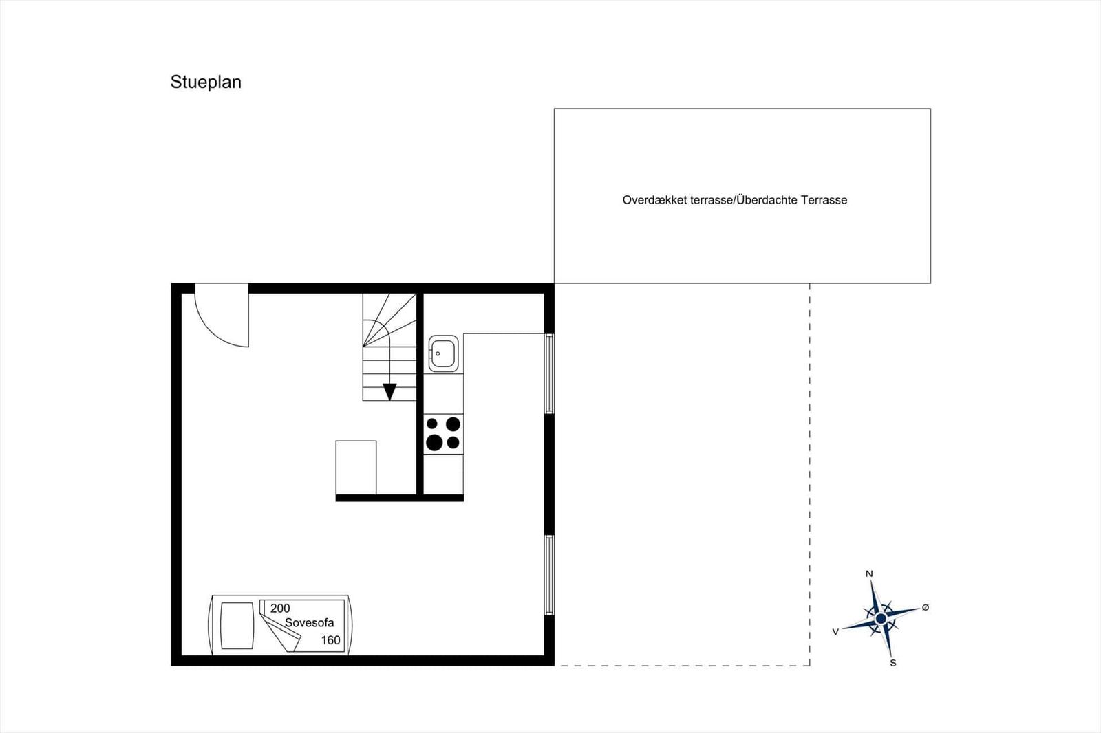 Stueplan mit überdachter Terrasse und Sovesofa. Küche und Treppe sind eingezeichnet.