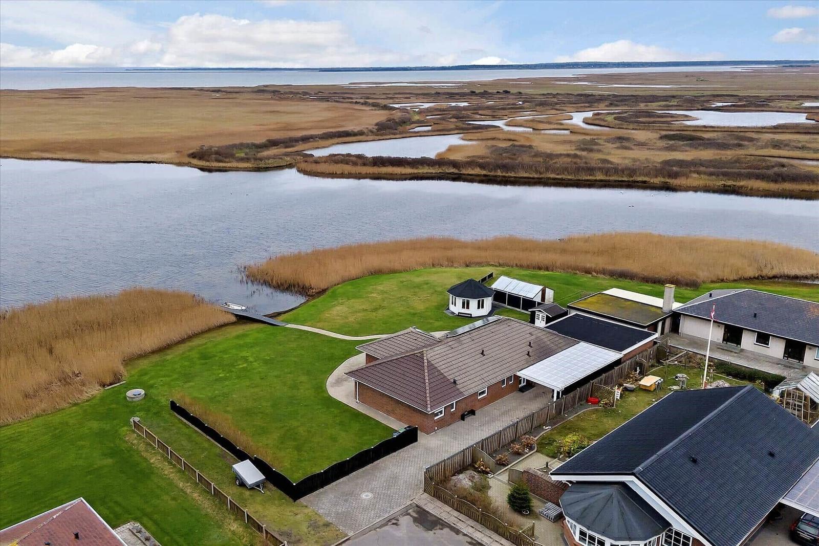 Haus mit Garten und Blick auf Fluss und Watt.
