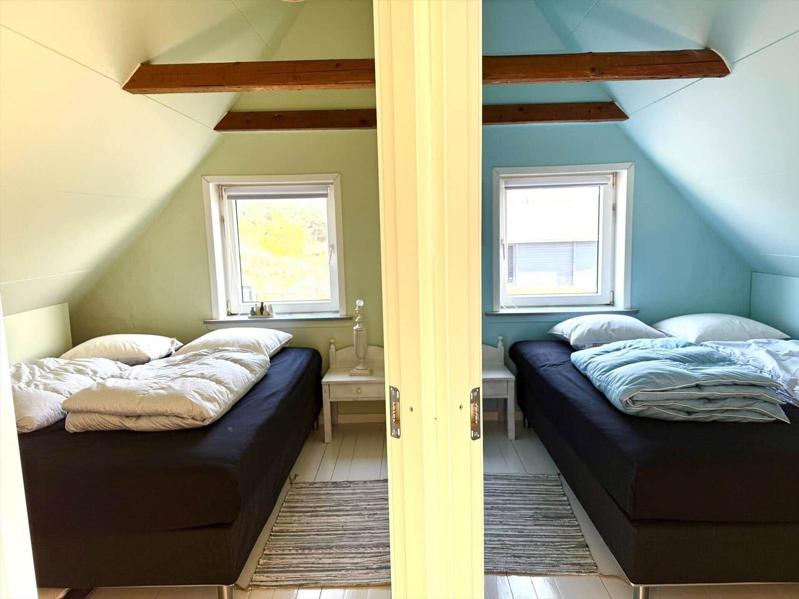 Zwei Schlafzimmer mit Dachschrägen, Fenstern und Betten.