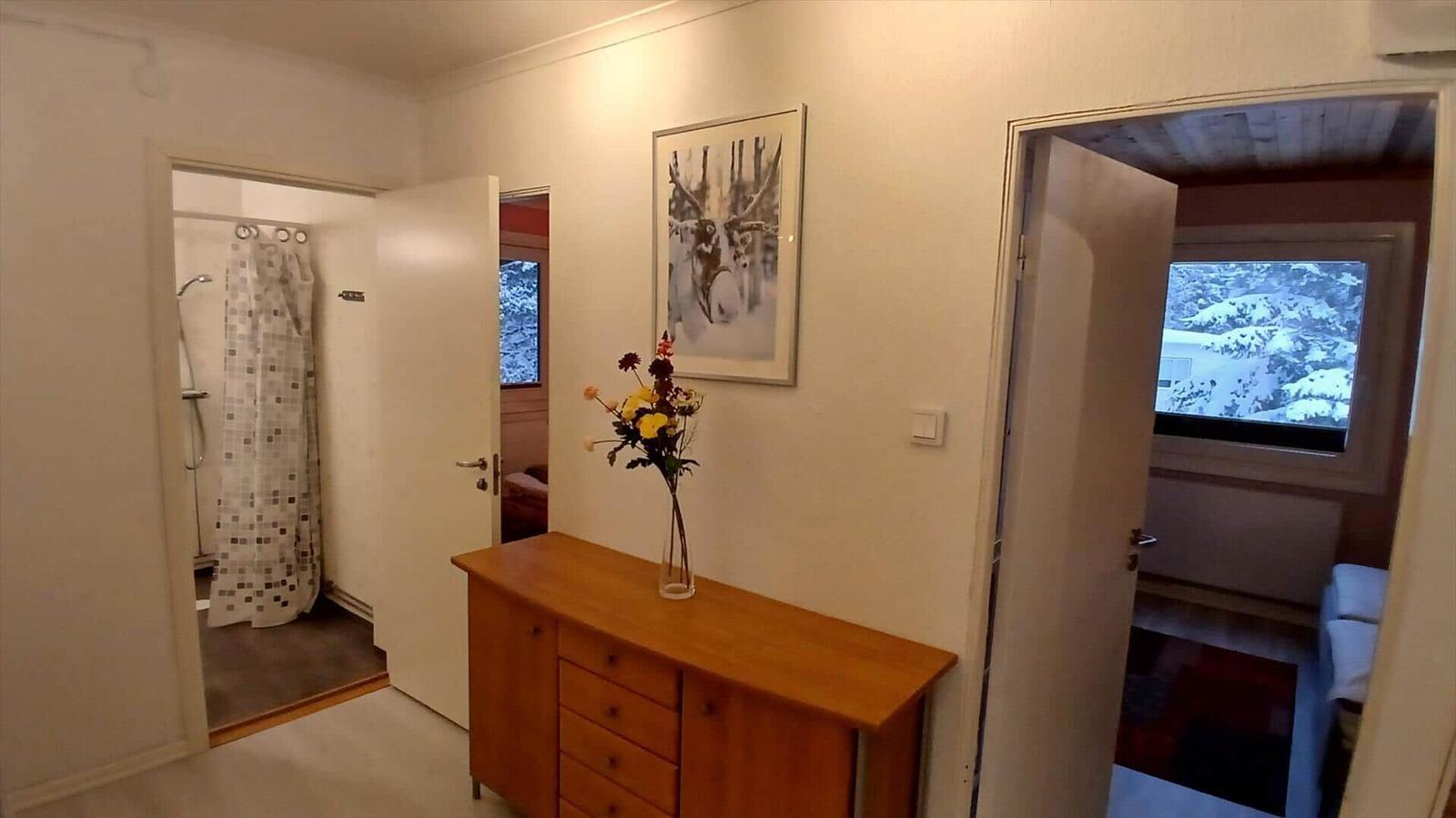 Flur mit Schrank, Bild und Blick in Schlafzimmer und Bad.
