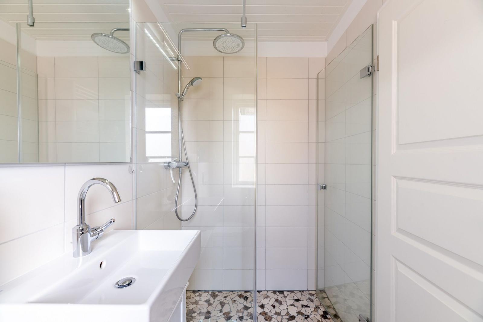 .... mit ebenerdigen Zugang zur Dusche